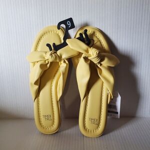 Time And Tru Women's Faux Leather Yellow Bow Flip Flop Menory Foam Sz 9